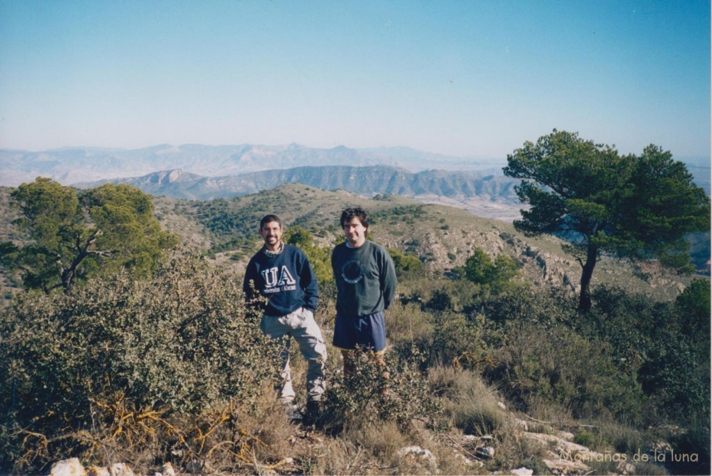Jesús y Joaquín en la cima del Algarejo, 1.043 mts., detrás la Sierra de Peña Zafra o Dels Bertrans, al fondo en el centro la Sierra del Cid, con el Maigmó la punta del centro y la Sierra del Frare a su izquierda
